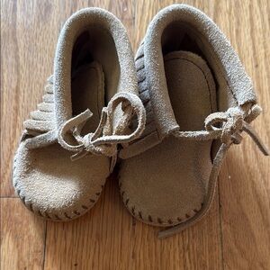 Minnetonka sz 1 Tan Suede leather Kids Moccasins great pre owned condition